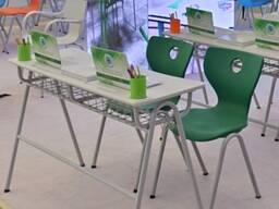 Высококачественный стул и стол из полипропилена.